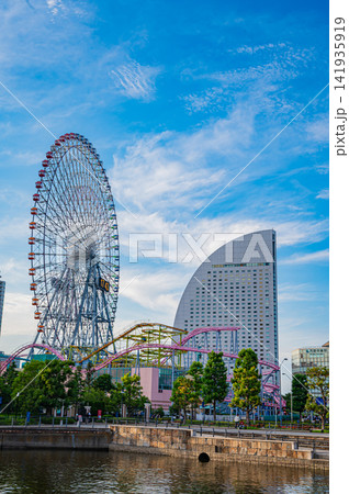 青空広がる夏の横浜みなとみらい ウォーターフロントと都市のダイナミックな景観 141935919