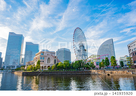青空広がる夏の横浜みなとみらい ウォーターフロントと都市のダイナミックな景観 141935920