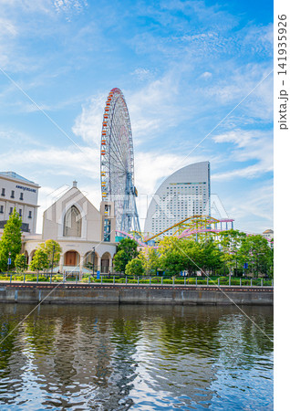 青空広がる夏の横浜みなとみらい ウォーターフロントと都市のダイナミックな景観 141935926
