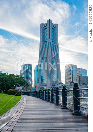 青空広がる夏の横浜みなとみらい ウォーターフロントと都市のダイナミックな景観 青空広がる夏の横浜みなとみらい ウォーターフロントと都市のダイナミックな景観 141935929