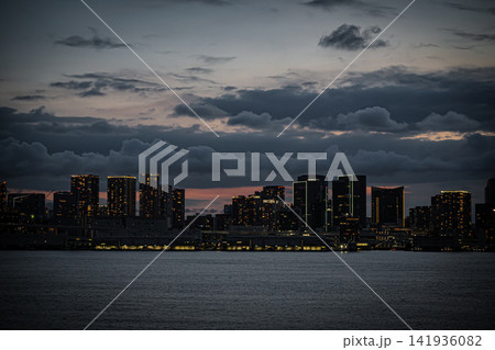 夏の夜の豊洲ウォーターフロントから望む煌びやかな高層タワーマンションと都市夜景 141936082