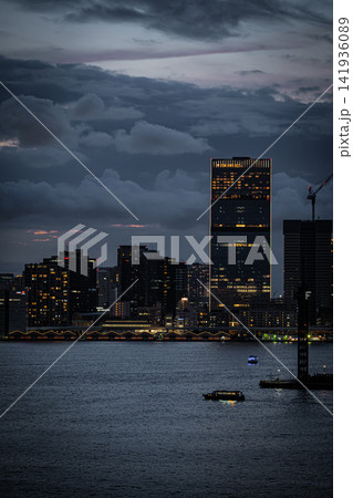 夏の夜の豊洲ウォーターフロントから望む煌びやかな高層タワーマンションと都市夜景 夏の夜の豊洲ウォーターフロントから望む煌びやかな高層タワーマンションと都市夜景 141936089