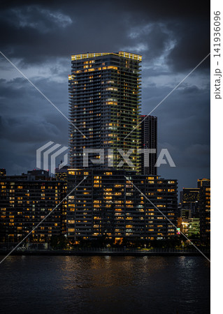 夏の夜の豊洲ウォーターフロントから望む煌びやかな高層タワーマンションと都市夜景 夏の夜の豊洲ウォーターフロントから望む煌びやかな高層タワーマンションと都市夜景 141936096