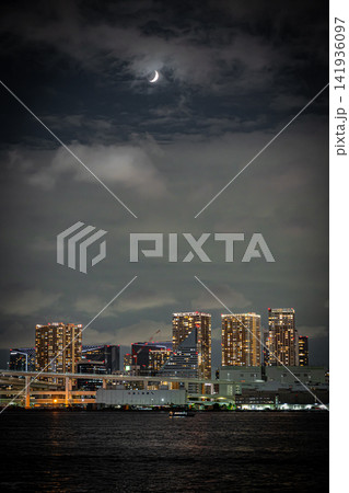 夏の夜の豊洲ウォーターフロントから望む煌びやかな高層タワーマンションと都市夜景 夏の夜の豊洲ウォーターフロントから望む煌びやかな高層タワーマンションと都市夜景 141936097