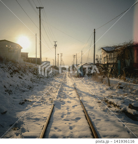 雪の線路が続く漁村の路地と夕日｜東北の昭和レトロな懐かしい風景 141936116