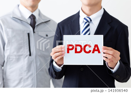 PDCAのホワイトボードを持つリクルートスーツを着た若い男性ビジネスマン PDCAのホワイトボードを持つリクルートスーツを着た若い男性ビジネスマン 141936540