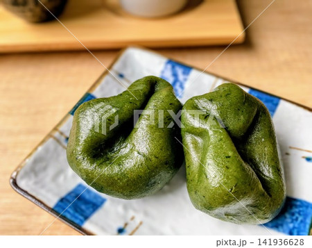 ツヤツヤでおいしそうな草餅 ツヤツヤでおいしそうな草餅 141936628