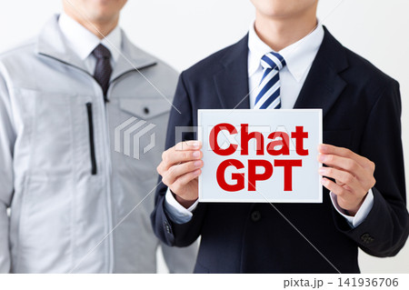ChatGPTのホワイトボードを持つリクルートスーツを着た若い男性ビジネスマン ChatGPTのホワイトボードを持つリクルートスーツを着た若い男性ビジネスマン 141936706