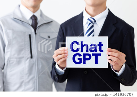 ChatGPTのホワイトボードを持つリクルートスーツを着た若い男性ビジネスマン ChatGPTのホワイトボードを持つリクルートスーツを着た若い男性ビジネスマン 141936707
