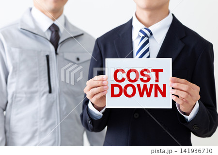 COSTDOWNのホワイトボードを持つリクルートスーツを着た若い男性ビジネスマン COSTDOWNのホワイトボードを持つリクルートスーツを着た若い男性ビジネスマン 141936710