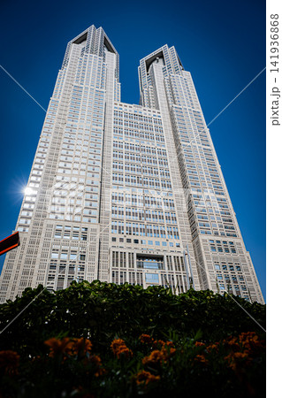 夏の快晴の青空にそびえ立つ東京都庁第一本庁舎の全景 夏の快晴の青空にそびえ立つ東京都庁第一本庁舎の全景 141936868