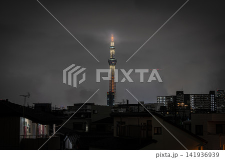 東京スカイツリーと隅田川花火大会の美しい大輪の花火が彩る夏の夜景 141936939