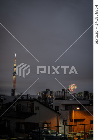 東京スカイツリーと隅田川花火大会の美しい大輪の花火が彩る夏の夜景 141936954