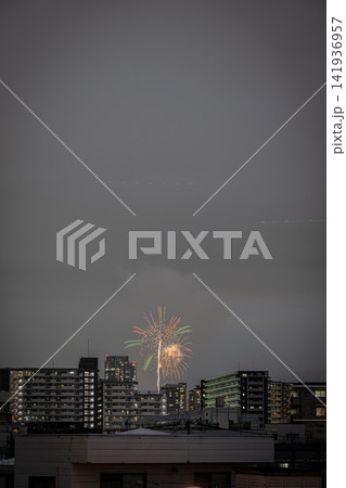 東京スカイツリーと隅田川花火大会の美しい大輪の花火が彩る夏の夜景 東京スカイツリーと隅田川花火大会の美しい大輪の花火が彩る夏の夜景 141936957