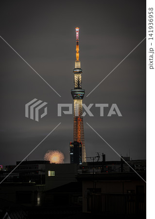 東京スカイツリーと隅田川花火大会の美しい大輪の花火が彩る夏の夜景 東京スカイツリーと隅田川花火大会の美しい大輪の花火が彩る夏の夜景 141936958