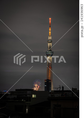 東京スカイツリーと隅田川花火大会の美しい大輪の花火が彩る夏の夜景 東京スカイツリーと隅田川花火大会の美しい大輪の花火が彩る夏の夜景 141936963
