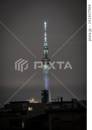 東京スカイツリーと隅田川花火大会の美しい大輪の花火が彩る夏の夜景 東京スカイツリーと隅田川花火大会の美しい大輪の花火が彩る夏の夜景 141937004