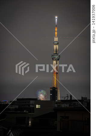 東京スカイツリーと隅田川花火大会の美しい大輪の花火が彩る夏の夜景 東京スカイツリーと隅田川花火大会の美しい大輪の花火が彩る夏の夜景 141937006