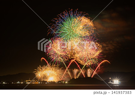 伊良湖から見た篠島ぎおん祭り・野島まつりの花火の風景(愛知県) 141937383