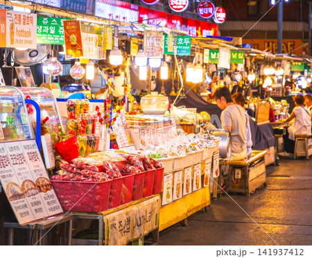 ソウル 夕食時の広蔵市場(カンジャンシジャン) ソウル 夕食時の広蔵市場(カンジャンシジャン) 141937412