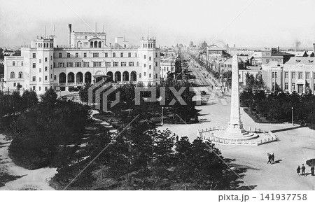 古写真　1932-1933年　満洲国・奉天（中国・瀋陽）　東洋拓殖から望む中央広場と奉天ヤマトホテル 141937758