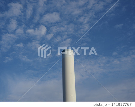 ごみ焼却場の煙突と青空が広がる都市の静かな風景 141937767