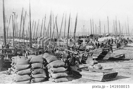 古写真 1926-1932年 日本統治時代の中国・大連港のロシア波止場とジャンク船 古写真 1926-1932年 日本統治時代の中国・大連港のロシア波止場とジャンク船 141938015