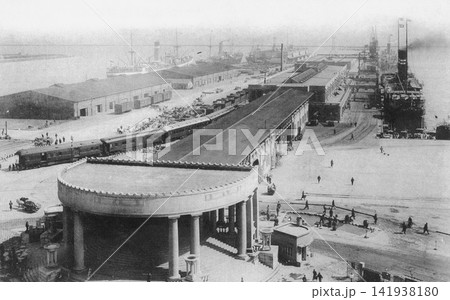 古写真 1930-1932年 日本統治時代の中国・大連港の第二埠頭・船客待合所入口 古写真 1930-1932年 日本統治時代の中国・大連港の第二埠頭・船客待合所入口 141938180
