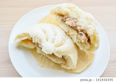 白いお皿にのせた半分に割った肉まん 白いお皿にのせた半分に割った肉まん 141938395
