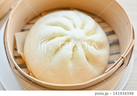 せいろで蒸した出来立ての肉まん（中華まん） 141938399