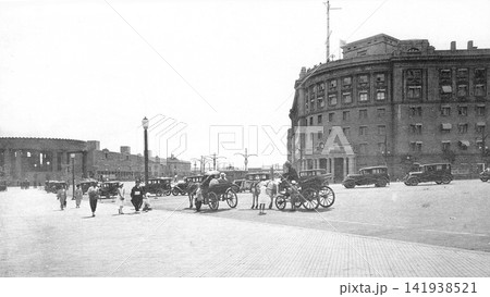 古写真 1935年 満洲国 大連港の第二埠頭・船客待合所入口前 古写真 1935年 満洲国 大連港の第二埠頭・船客待合所入口前 141938521