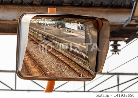 駅ホームの確認用ミラーに映る線路とホーム 駅ホームの確認用ミラーに映る線路とホーム 141938650