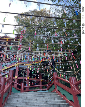 夏の祐徳稲荷神社に飾られた色鮮やかな風鈴と石段(佐賀県鹿島市) 夏の祐徳稲荷神社に飾られた色鮮やかな風鈴と石段(佐賀県鹿島市) 141938850