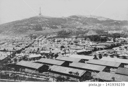 古写真 1918-1933年 中国・旅順(現在の大連市・旅順口区) 旅順市街と白玉山の表忠塔 古写真 1918-1933年 中国・旅順(現在の大連市・旅順口区) 旅順市街と白玉山の表忠塔 141939239