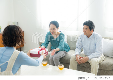 30代女性とその両親 30代女性とその両親 141939397