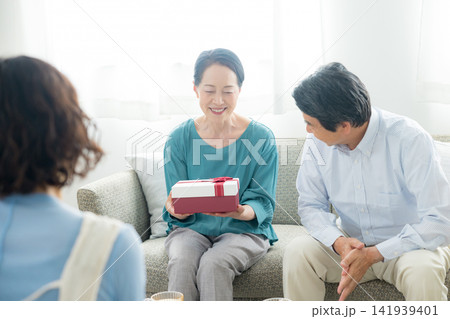 30代女性とその両親 30代女性とその両親 141939401
