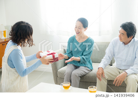 30代女性とその両親 30代女性とその両親 141939406