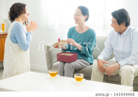 30代女性とその両親 141939408