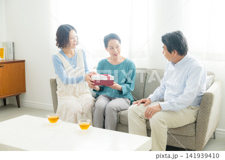 30代女性とその両親 141939410