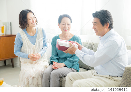 30代女性とその両親 30代女性とその両親 141939412