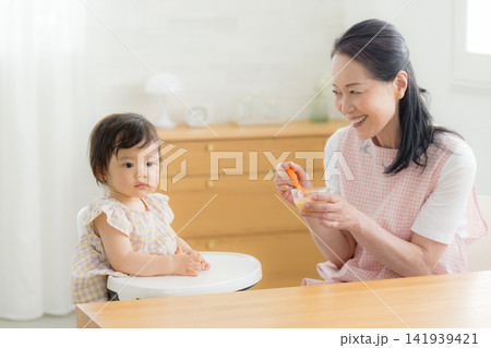離乳食を食べる1歳の女の子 離乳食を食べる1歳の女の子 141939421