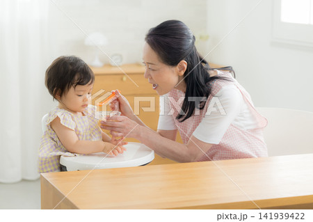 離乳食を食べる1歳の女の子 離乳食を食べる1歳の女の子 141939422