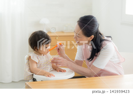 離乳食を食べる1歳の女の子  141939423