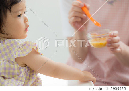 離乳食を食べる1歳の女の子  141939426