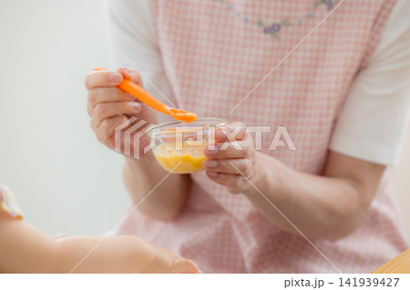 離乳食を食べる1歳の女の子 離乳食を食べる1歳の女の子 141939427