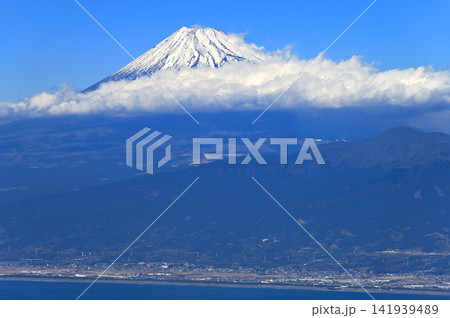 伊豆半島の伊豆山稜線歩道 達磨山山頂より望む雪稜の富士山 伊豆半島の伊豆山稜線歩道 達磨山山頂より望む雪稜の富士山 141939489