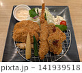 お皿に盛り付けられたフライ 141939518