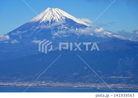 伊豆半島の伊豆山稜線歩道 達磨山山頂から望む雪化粧した富士山 伊豆半島の伊豆山稜線歩道 達磨山山頂から望む雪化粧した富士山 141939563