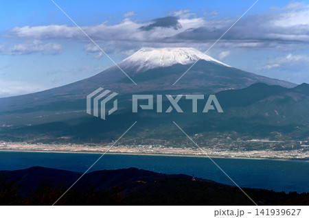 伊豆半島の伊豆山稜線歩道 達磨山山頂より望む雲に頭を隠す富士山 伊豆半島の伊豆山稜線歩道 達磨山山頂より望む雲に頭を隠す富士山 141939627