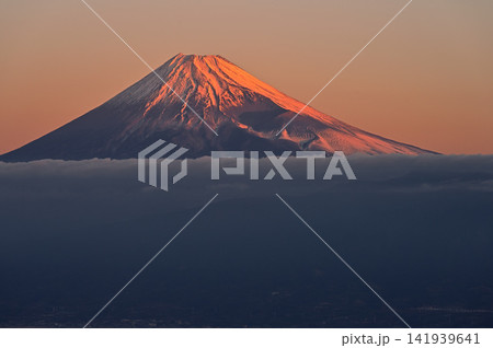 伊豆半島 伊豆山稜線歩道の金冠山 朝焼けに染まる富士山 伊豆半島 伊豆山稜線歩道の金冠山 朝焼けに染まる富士山 141939641